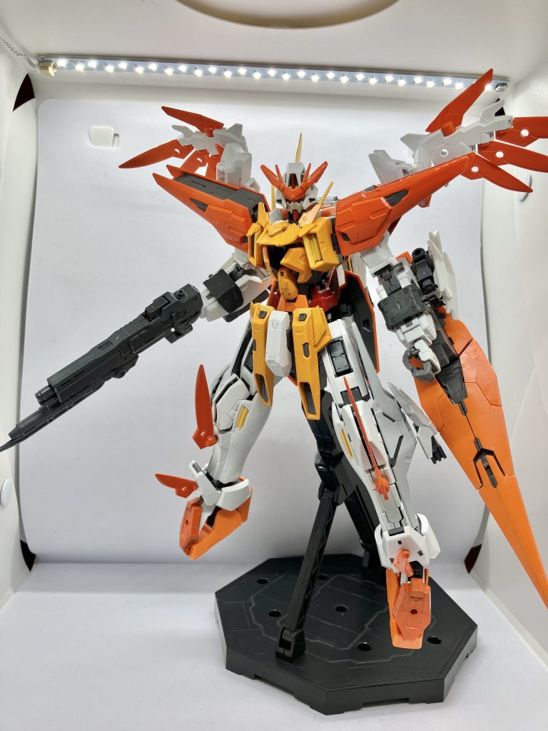 というわけでガンダムキュリオスフェザーでしたMGキュリオスは他の機体と比べて独特なスタイルだったので雰囲気や見た目をどれくらい変えられるのかある意味挑戦でしたが自分なりにガンダムキュリオスの改良機体として完成させることが出来ましたちなみに関節にグリスを塗ってしまってユルユルのクッタクタになってしまったので只今関節の修復中です