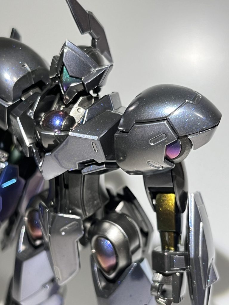 外装はボーンサーフェイサー、アンダーブラック2、ボーンミラー、クリアブラック、クリスタルカラーのサファイアブルー(パール)を吹いてます。ボーンサーフェイサーはいいですね。サーフェイサーなのにメッキ塗装が曇らない!そこまでは良かったですが…、梅雨時に時間を置かずにクリア、パールと重ねたので所々表面が白くなったところが出ました…それと湿度が高くなるとコンプレッサーの水が吹き出すらしく、表面を汚してしまいました。