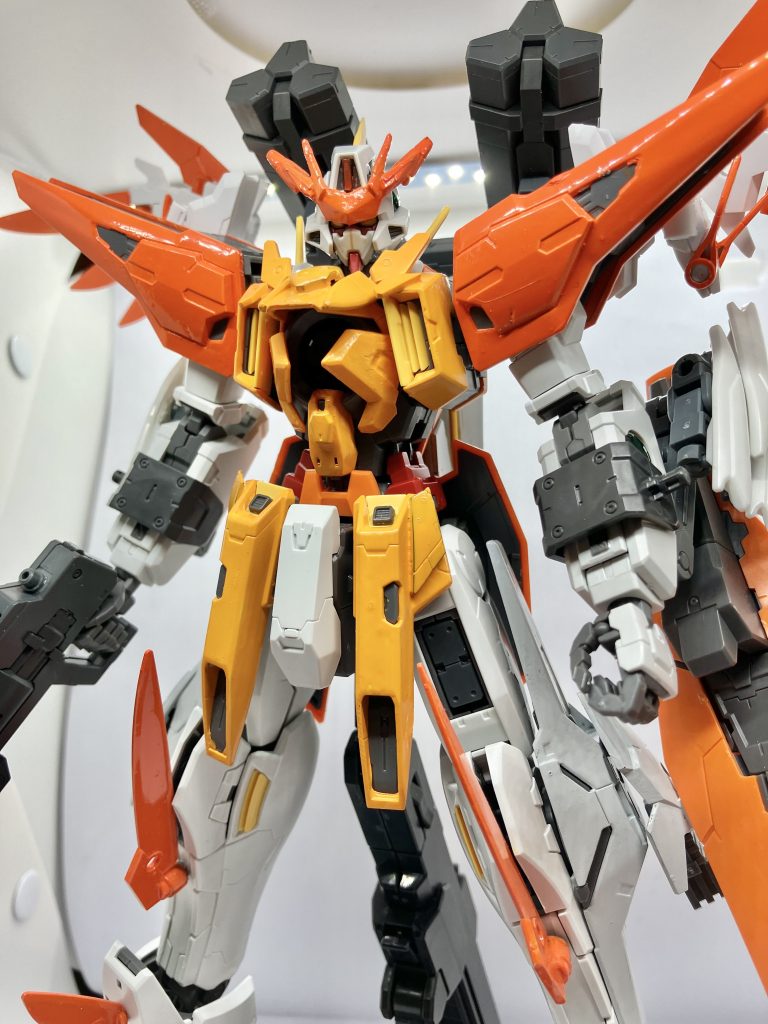 高い戦闘力を身に付けたキュリオスフェザー空高く舞い、敵を駆逐する!!