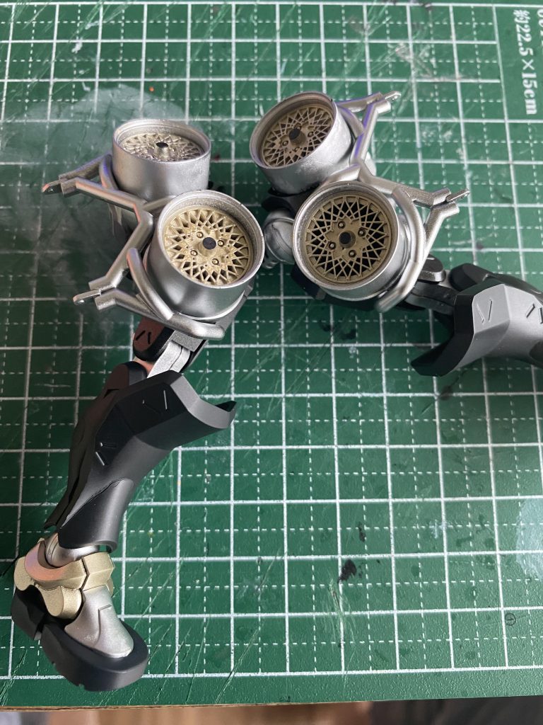 制作にあたりホイールサイズと足の球部が同じ◯サイズだったので多少凹凸に合わせてカットして付けてしまいました。