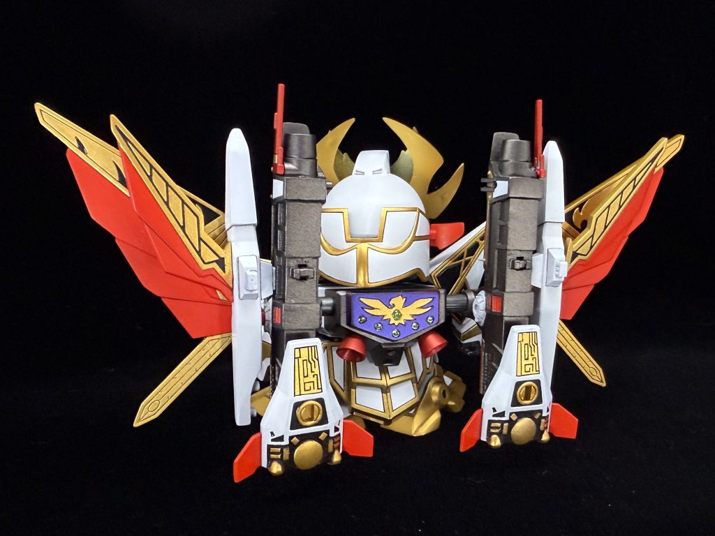 後ろ姿。バックパックのフェニックスはシールでの再現でしたが、こちらもスジボリ、UVレジンでディールを追加し、きっちり塗り分けています。