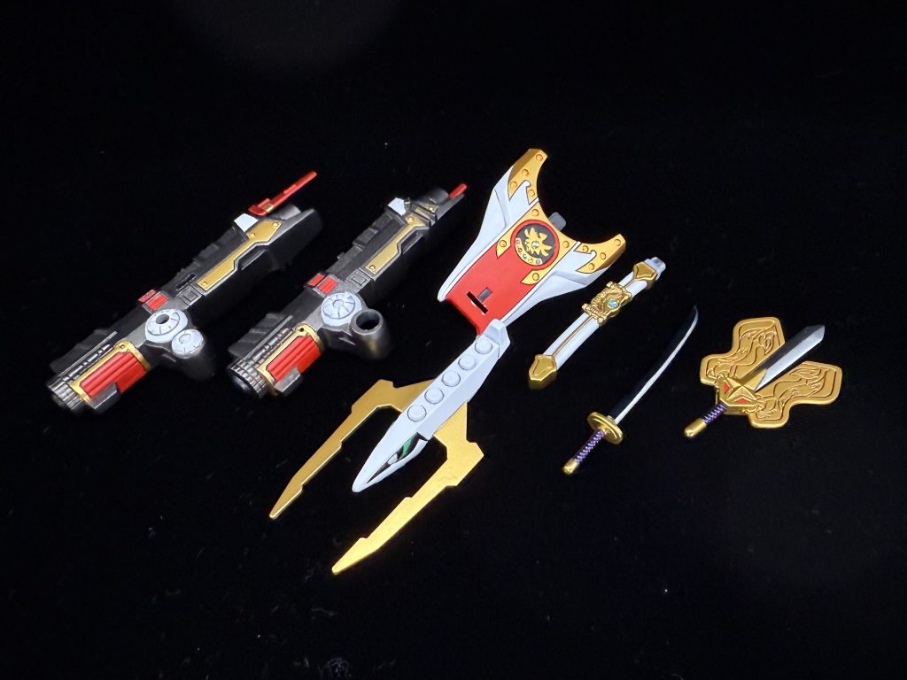 武装類。別売りとなっている“閃光剣“も作成しています。キットのままだと色分けが寂しいですが、きっちりと塗り分けてあげるとかなり豪華な感じになります。