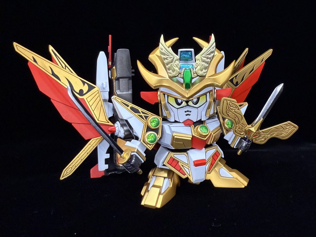 鎧装着。稼働軸の追加により、武器を自然に構えることができます。また、足の稼働範囲を広げているので、大将軍らしくどっしり構えることができます。