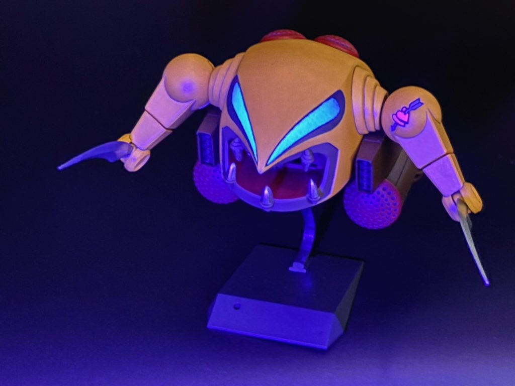 隠された仕込み要素として、目は蛍光塗料で発光するようになってます。あと左肩のデミトリのパーソナルマークも地味に蛍光なんですが、僕の写真テクでは伝わりません!