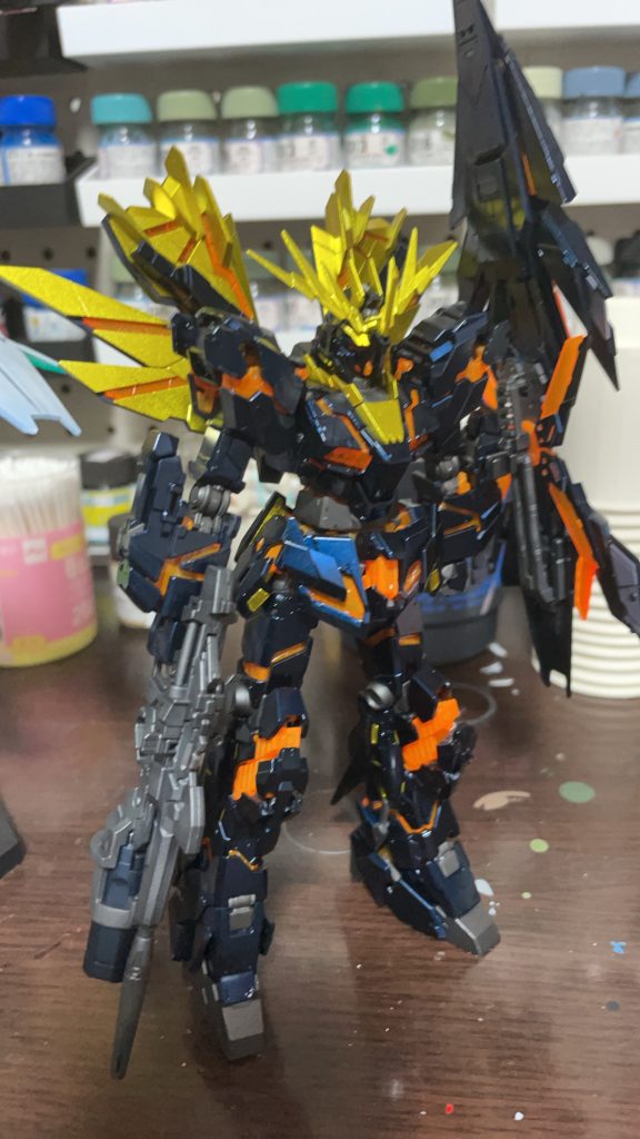 蛍光塗料を塗ってるので、UVライトを当てると光ります