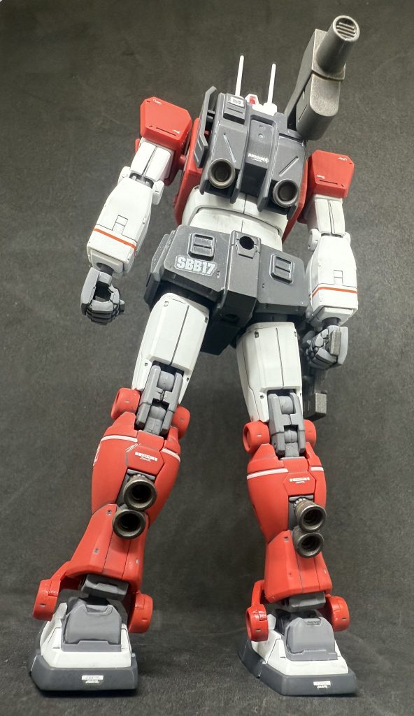 背面。予備マガジンはつけてほしかったかな。【塗装】白：MSホワイト赤：ハーマンレッド黒：MSファントムグレー＋黒武装：MSグレー連邦系フレーム：メカサフヘヴィ付属シールと水転写デカールを貼り、水性トップコート仕上げ。