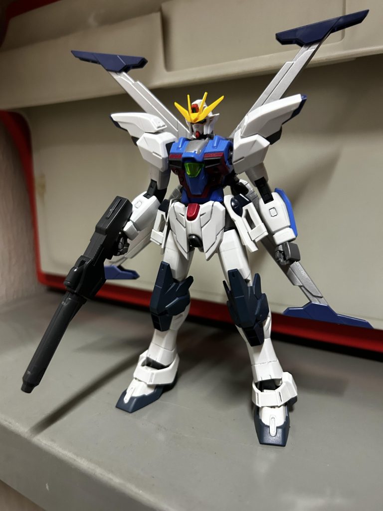 標準的な立ち姿。傾向武装としてビームライフルを携行する