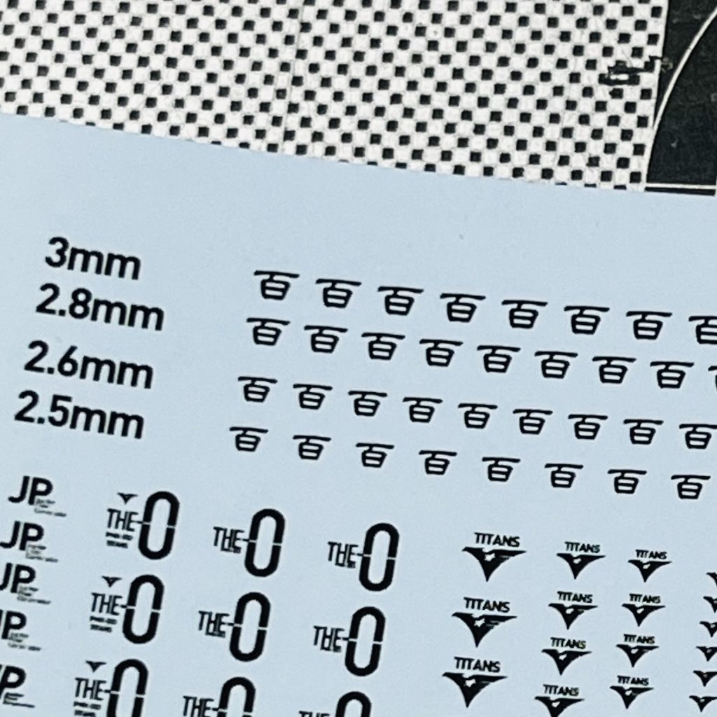 肩のエンブレムはデカールにしましたね