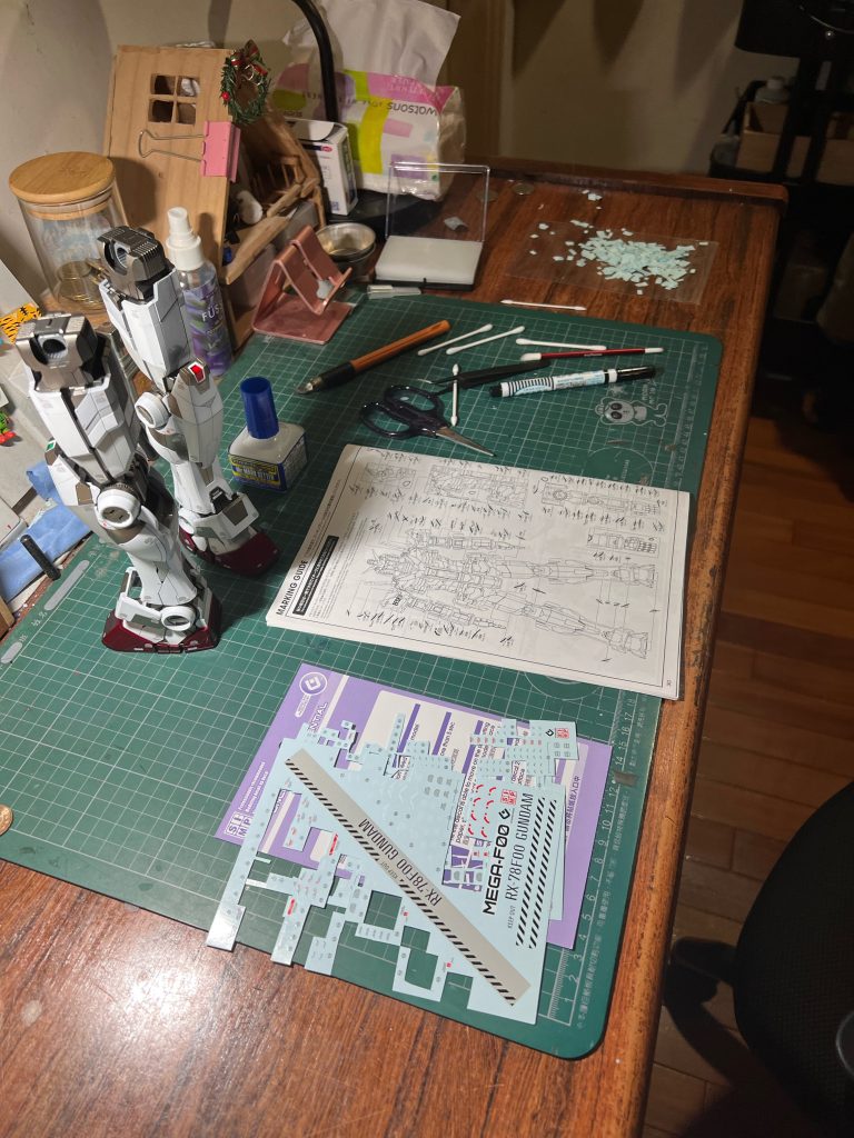 水貼貼り中。指がプルプル、心もプルプル（笑） 