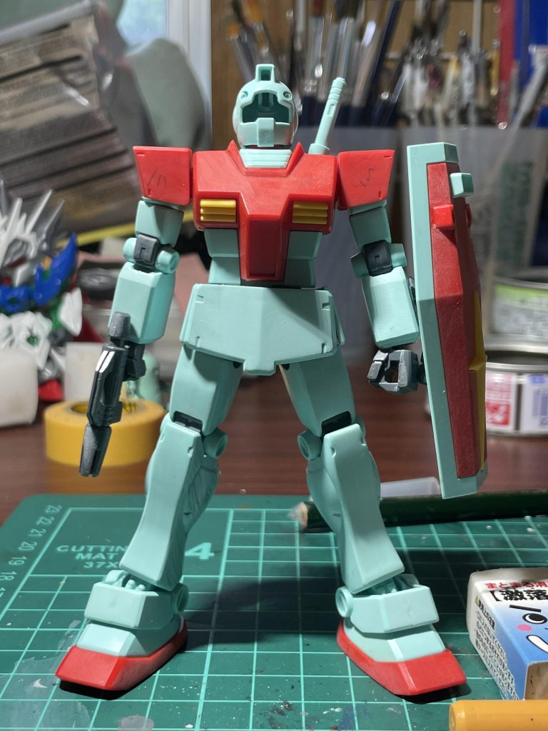 ジムの基本色は4色です。これに影色とハイライトが必要になりますが正直多い。イラスト風模型に手を出しづらい要因に色数が多いのも少なからずあると思います。ので黄色はいらないと判断。