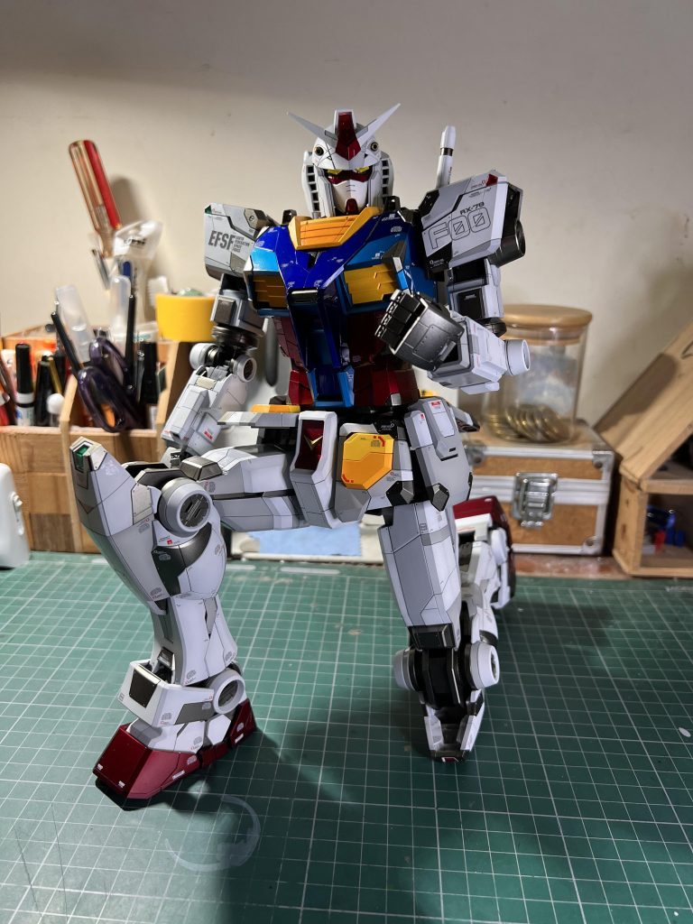 可動域が広いおかげで、こんなダイナミックなポーズも難なく決まります。 