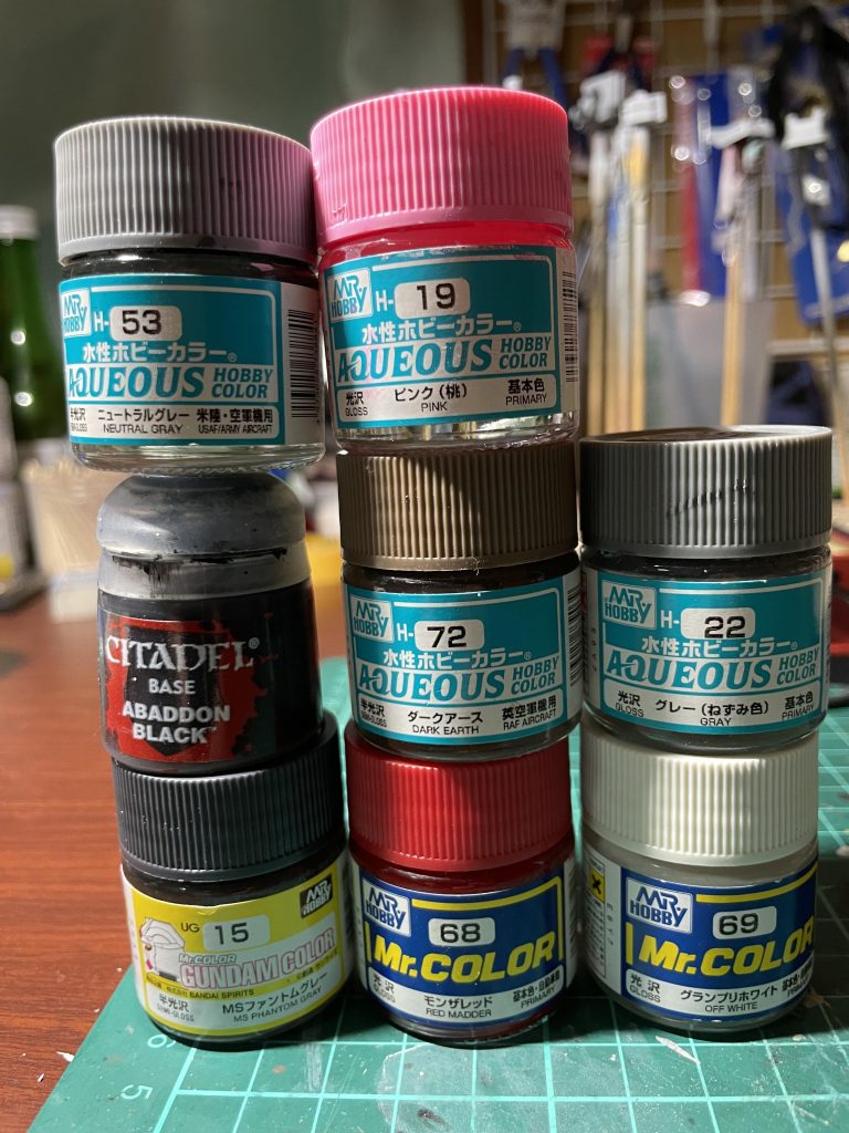 今回使う塗料です。下から基本色、影色、ハイライトに、なります。解説してる方々は必ず調色してますが今回は瓶生です。