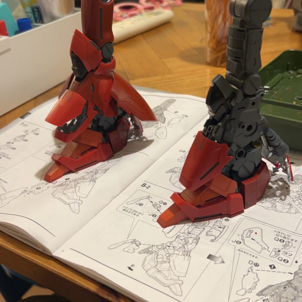 久々の投稿です。MG サザビー ver.kaを作り中ですが、作りごたえが抜群すぎます。途中、ゲームにハマったりしたとは言え、時間かかり過ぎです。めちゃくちゃ大変ですね。やっと組み上がりましたか、デカすぎる！！ほんとにMGか？これからデカールワークです。プロペラントタンクが真っ黒は寂しかったので、部分的にシルバーで塗装しました。ツヤ消しするか、光沢テカテカにするか超悩んでいます。（5枚目）