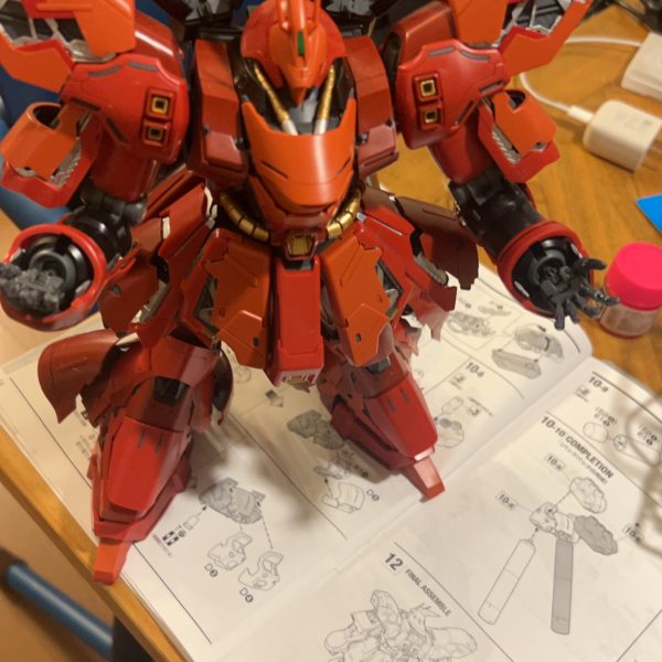 久々の投稿です。MG サザビー ver.kaを作り中ですが、作りごたえが抜群すぎます。途中、ゲームにハマったりしたとは言え、時間かかり過ぎです。めちゃくちゃ大変ですね。やっと組み上がりましたか、デカすぎる！！ほんとにMGか？これからデカールワークです。プロペラントタンクが真っ黒は寂しかったので、部分的にシルバーで塗装しました。ツヤ消しするか、光沢テカテカにするか超悩んでいます。（6枚目）