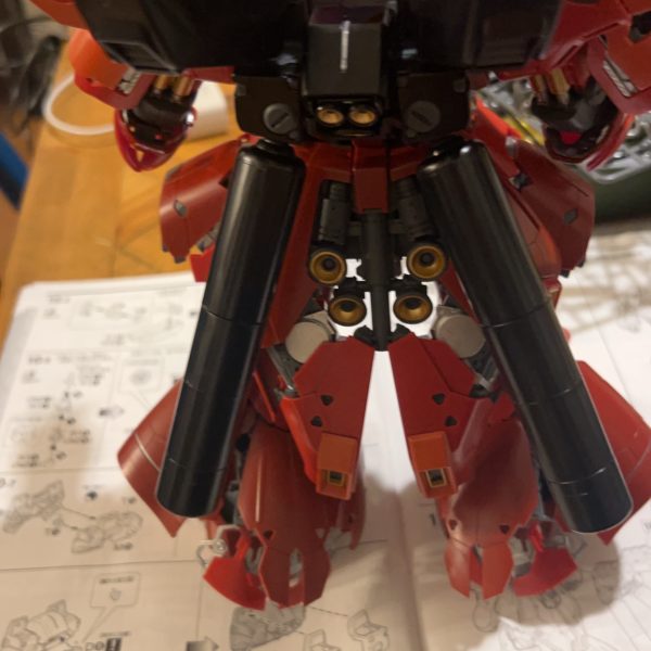 久々の投稿です。MG サザビー ver.kaを作り中ですが、作りごたえが抜群すぎます。途中、ゲームにハマったりしたとは言え、時間かかり過ぎです。めちゃくちゃ大変ですね。やっと組み上がりましたか、デカすぎる！！ほんとにMGか？これからデカールワークです。プロペラントタンクが真っ黒は寂しかったので、部分的にシルバーで塗装しました。ツヤ消しするか、光沢テカテカにするか超悩んでいます。（3枚目）
