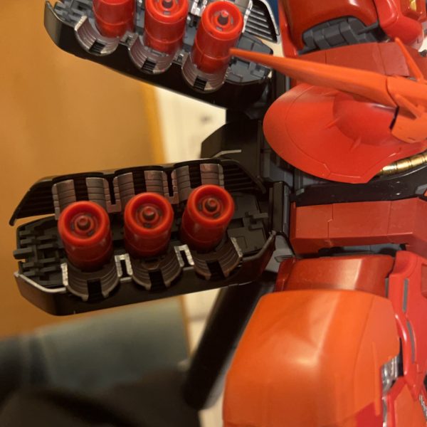 久々の投稿です。MG サザビー ver.kaを作り中ですが、作りごたえが抜群すぎます。途中、ゲームにハマったりしたとは言え、時間かかり過ぎです。めちゃくちゃ大変ですね。やっと組み上がりましたか、デカすぎる！！ほんとにMGか？これからデカールワークです。プロペラントタンクが真っ黒は寂しかったので、部分的にシルバーで塗装しました。ツヤ消しするか、光沢テカテカにするか超悩んでいます。（4枚目）