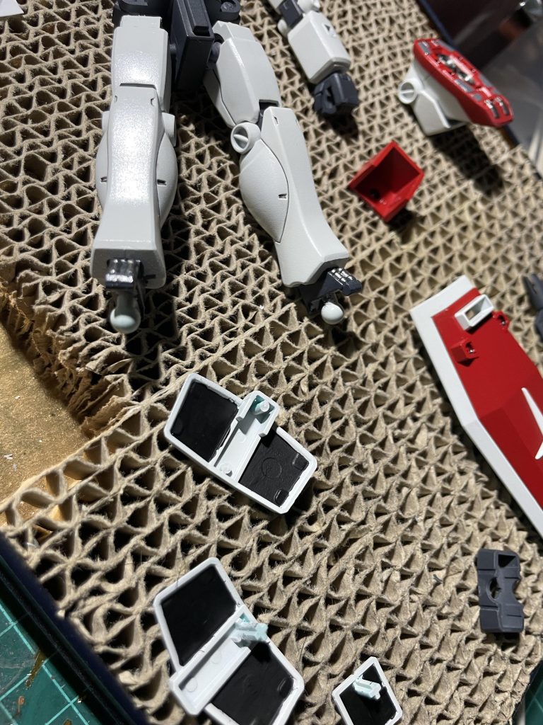 影色を入れる前に装甲裏と部分塗装を済ませます。