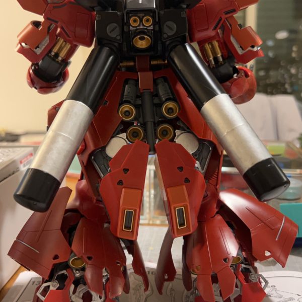久々の投稿です。MG サザビー ver.kaを作り中ですが、作りごたえが抜群すぎます。途中、ゲームにハマったりしたとは言え、時間かかり過ぎです。めちゃくちゃ大変ですね。やっと組み上がりましたか、デカすぎる！！ほんとにMGか？これからデカールワークです。プロペラントタンクが真っ黒は寂しかったので、部分的にシルバーで塗装しました。ツヤ消しするか、光沢テカテカにするか超悩んでいます。（2枚目）