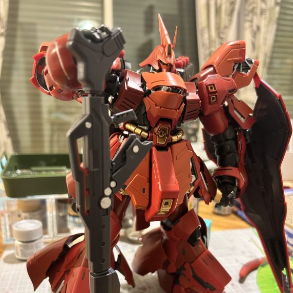 久々の投稿です。MG サザビー ver.kaを作り中ですが、作りごたえが抜群すぎます。途中、ゲームにハマったりしたとは言え、時間かかり過ぎです。めちゃくちゃ大変ですね。やっと組み上がりましたか、デカすぎる！！ほんとにMGか？これからデカールワークです。プロペラントタンクが真っ黒は寂しかったので、部分的にシルバーで塗装しました。ツヤ消しするか、光沢テカテカにするか超悩んでいます。（1枚目）