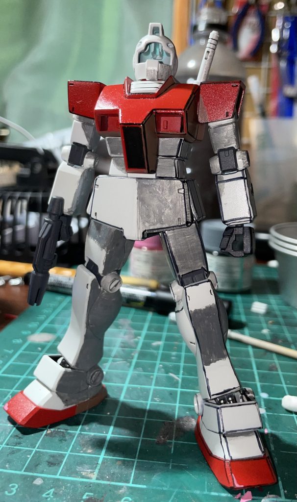 エッジ線を入れると気分が上がります。画像とDL特典と睨めっこしながらどんどんいきましょう。エッジ線は最初ガンダムマーカーで塗っていましたが途中からプロッキーに変わっています。