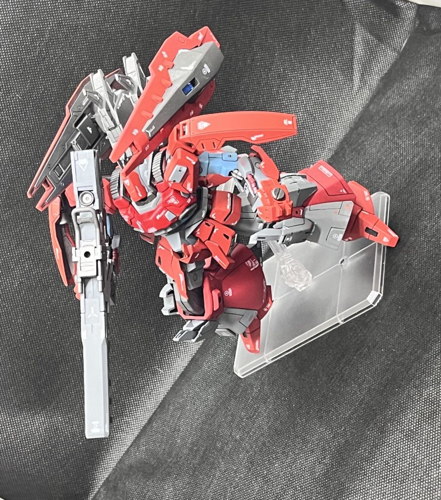 カラーは迷い迷って赤ベース、一応黒立ち上げなんですが、あんまグラデなってない。使用カラー　クレオスキャラクターレッド　クレオスニュートラルグレー、クレエス機体内装色ブルー(ソビエト空軍機)