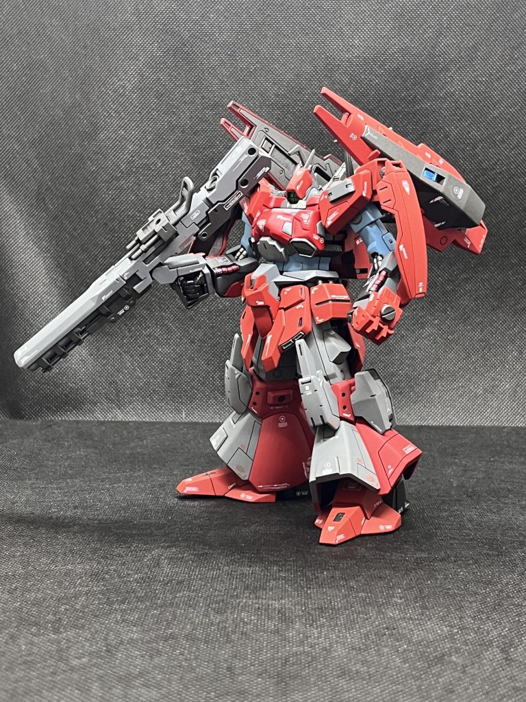 いじった箇所　頭部　バルカンカバー延長、ボリュームアップアンテナ追加、コクピットハッチ大型化　胸部、プラ板&パテでボリュームアップ、動力パイプ根本かさ増し、俯きになるように頭部台座切り離して角度つけ　肩、腕　シルヴァバレトの肩アーマ、下腕にアーマ追加、手甲にガントレット追加　腰　フロント、リアアーマーシナンジュスタインから、フンドシはなんかのジャンクパーツ　足、色々追加、スリッパはシルヴァバレトから拝借(足首基部から丸ごと移植)  バックパック　シルヴァバレト、ヘイズル2号機、30mmオプションパーツetc