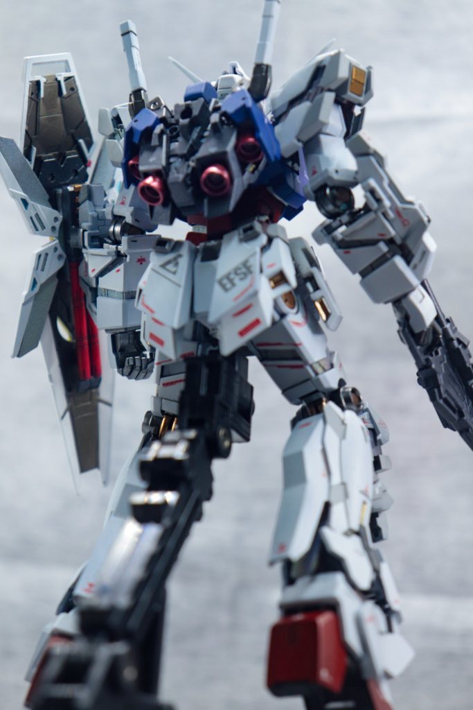 バックパックを外すとこんな感じ盾の裏はガンメタル、赤のミサイルみたいなパーツは黒サフの上に白でグラデーションを作成してから赤くしています。