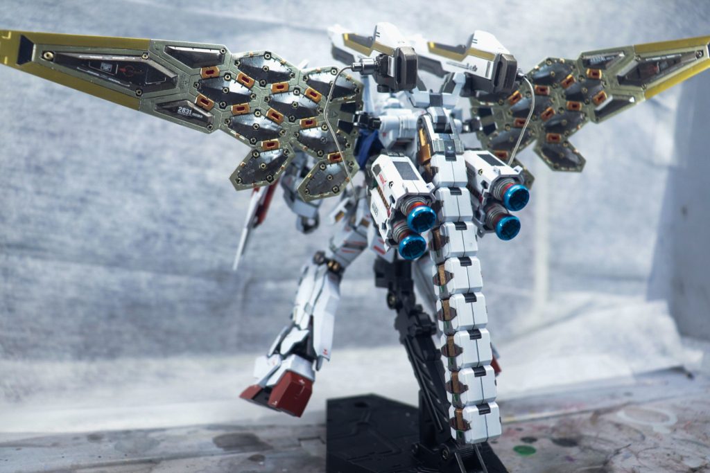 グラスフェザー部は青金)フィニッシャーズ:青金赤金)Mrカラー:スーパーレッドゴールド○)タミヤ:チタンゴールド○根本)タミヤ:セミグロスブラック台形)ガンメタル◇)スターブライトアイアン羽の基部)ガイアノーツ:スターブライトシャンパンゴールド(元々ブライトシルバーでしたが墨入れで剥がれたので塗り直ししました)