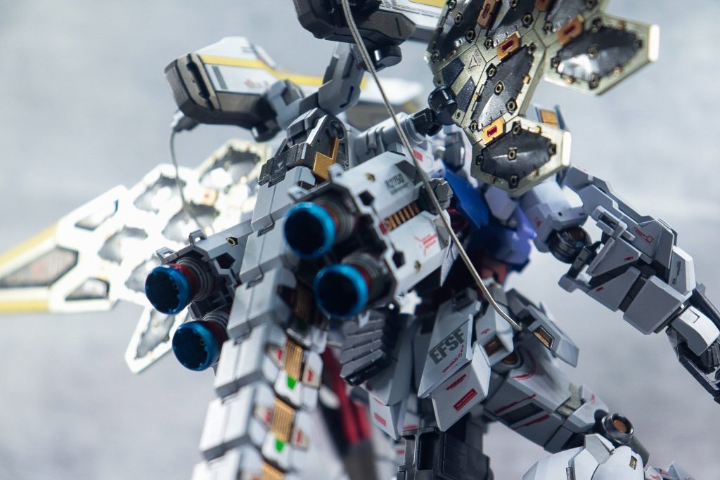 グレー1)ガイアノーツ:ニュートラルグレーⅡグレー2)ガイアノーツ:ニュートラルグレーV排熱板っぽいディテール・関節)ガイアノーツ:パールカッパーバーニアはチタンぽくしたかったのでMrカラーのスーパーチタン2を吹いた後にガイアノーツのクリアブルー→クリアレッド→クリアイエローの順に吹いてみましたがなんとも言えない出来になりました。棒のところは横の台形をガンメタ+クリアレッド、縦台形と接続基部をスターブライトアイアン+クリアグリーン、凸部を赤金で塗ってます。バーニア本体の赤はMrカラー:クランベリーレッドパールアーム基部は隠れていますが□ディテールをMrカラー:GXメタルグリーン