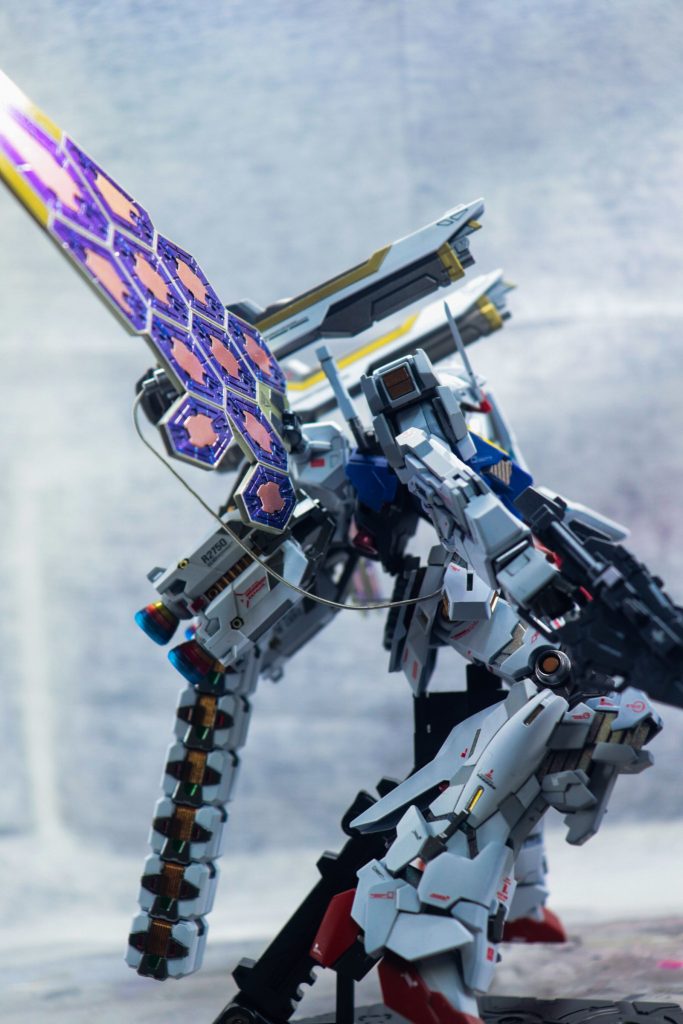 グラスフェザーの表面の青はダイソーのミラーパウダー(オーロラ)を蛍光クリアで溶いたものを黒サフの上に吹いています。