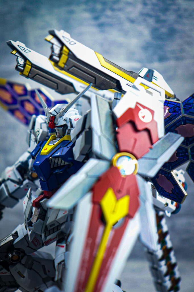 サフはほとんどいつものエヴォブラック白)ガイアノーツ:フラットホワイト青)フィニッシャーズ:スーパーファインコバルト赤)ガイアノーツ:プレミアムレッド2回→ブライトレッド1回→プレミアムレッド黄)Mrカラー:GXキアライエロー黒)Mrカラー:GXメタルブラックフレーム)スターブライトアイアンバックパック砲身・その他差し色)ガイアノーツ:ガンメタルサイコフレーム)ガンダムマーカー:月光蝶ホロ+蛍光クリア ※混ぜてみました。正直発色は混ぜないほうが良いです。