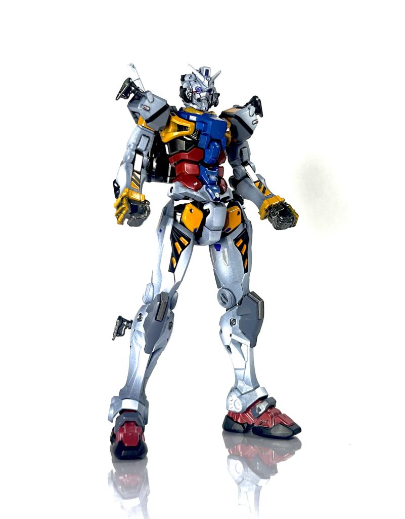 肩部や膝、足の甲など好みでグレーを追加し、モールドに部分塗装し情報量をアップ