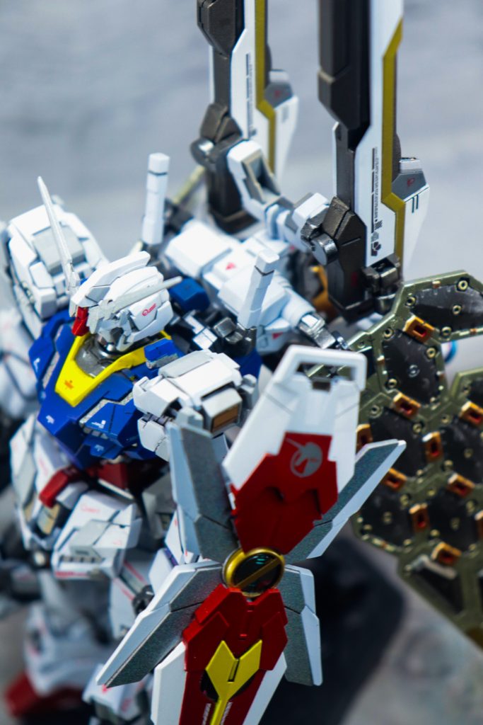 待機状態はこんな感じです。盾の真ん中とX部内側の台形)ガイアノーツ:プリズムターコイズグリーンライトブルー○)ガイアノーツ:ブライトゴールド○内側)スターブライトアイアン トップコートは金属部分は艶あり、他はつや消しです。つや消しはXで見かけたガイアノーツのEXフラットクリアにスムースクリアを1瓶ぶち込むやつ試してみました。ミキシング、パイピング、本体加工(肩フレームずらし、プラ版貼り)ははじめてでわからないことだらけでした。EGグラスフェザー発売日に購入したのですが、よく仕様を理解しておらずHG版のグラスフェザーがそのまま入っているものとばかり…クリアパーツもなくアーム部が可動しないどころか肉抜きだらけでこれはいかんということでオプションパーツ加工したり、色々試した結果たまたま知人から頂いていたMGストフリのライフルがあったため加工して取り付けました。グラスフェザーの金型の後の表面処理、マスキング等で約2ヶ月かかりました。特にエポパテ接着剤に重曹を混ぜたものをパテにしてしまったのでパーツ洗浄後溶解して凸凹に…(塩マスキングと同じですね。なぜ気が付かなかったんでしょうか…)正直失敗だらけで反省点が多く、偏光の特性上写真映えもしない作品となりましたがボリュームのおかげで割と誤魔化せてるし、見栄えは良いので満足です。長々とお付き合いありがとうございました。------------------------------------------------------25.6.24 デイリー1位25.6.25 はじめて100どころか150いいねを超えました皆様ありがとうございます。