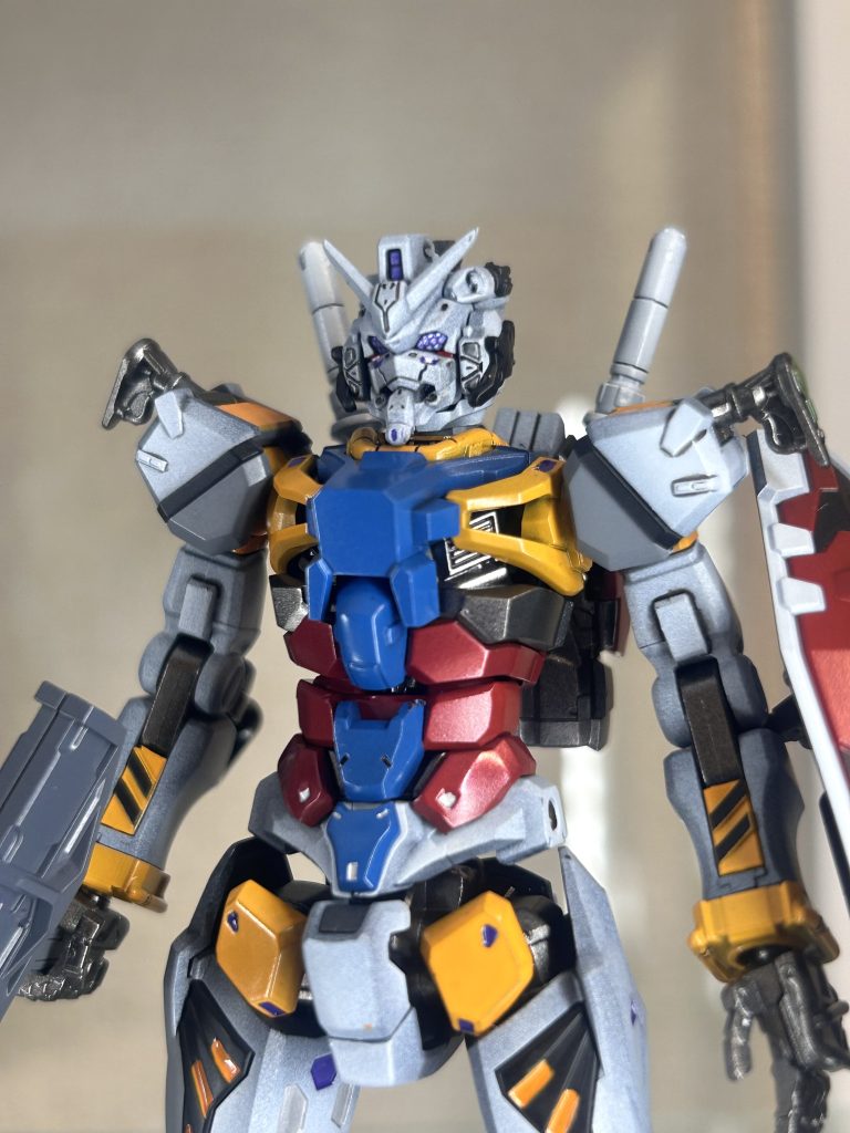 頭部は墨入れと部分塗装で化けますね。かなり劇中に近いと思います。ツインアイも網目のモールドが入っていて墨入れで網目を再現できました。