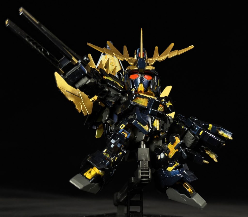 やっぱり遠目で見た方がアラが目立たなくて良いですねっ！ブラックライトを当てると光ります。まぁ何もならなくても黄色のクリアパーツは光るんですけどね…