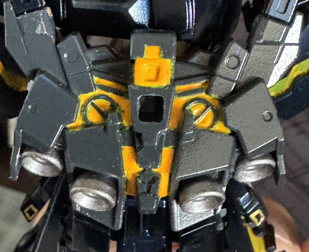 腰と足の細かいところもコツコツ筆で四苦八苦しながら頑張りしました。