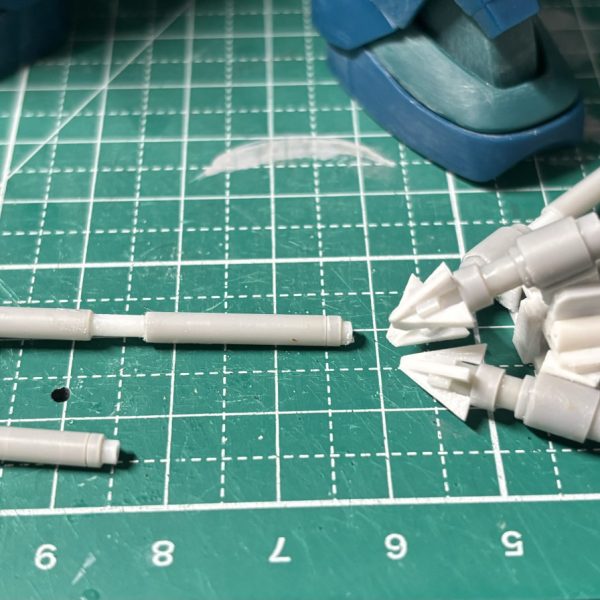節子、それアポロちゃう…銛やというわけでいつも通り複製するなら、マンパワージャパンで同じものを作る根性で銛を5本ほどこさえました。そして銛を纏める装置もこさえてます。さてどう取り付けようかな。胸部はコンパチのものに替えて、追加装甲となにやら潜水系の装置をこさえてみてます。やっぱり武装スクラッチするのは楽しいなぁ（2枚目）