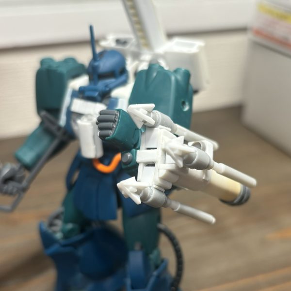 僕のピアノ…(今際の際のニコル)先日作った銛をブリッツガンダムのグレイブニールのような格闘武装に仕立てました。単独で銛を一本ずつの射出も可能だが、同一方向に曲げることができクローとして接近用武器として使用可能に。またゾゴックのアームパンチのように収縮が可能なためリーチを延ばせる。デザインはAT4のロケットランチャーのような形にして、大型な兵器にしてみました。クローにすると破損してしまうと使用不可ですが、刃として使用する銛を交換することで、即時再使用可能となるコンセプトです。（2枚目）
