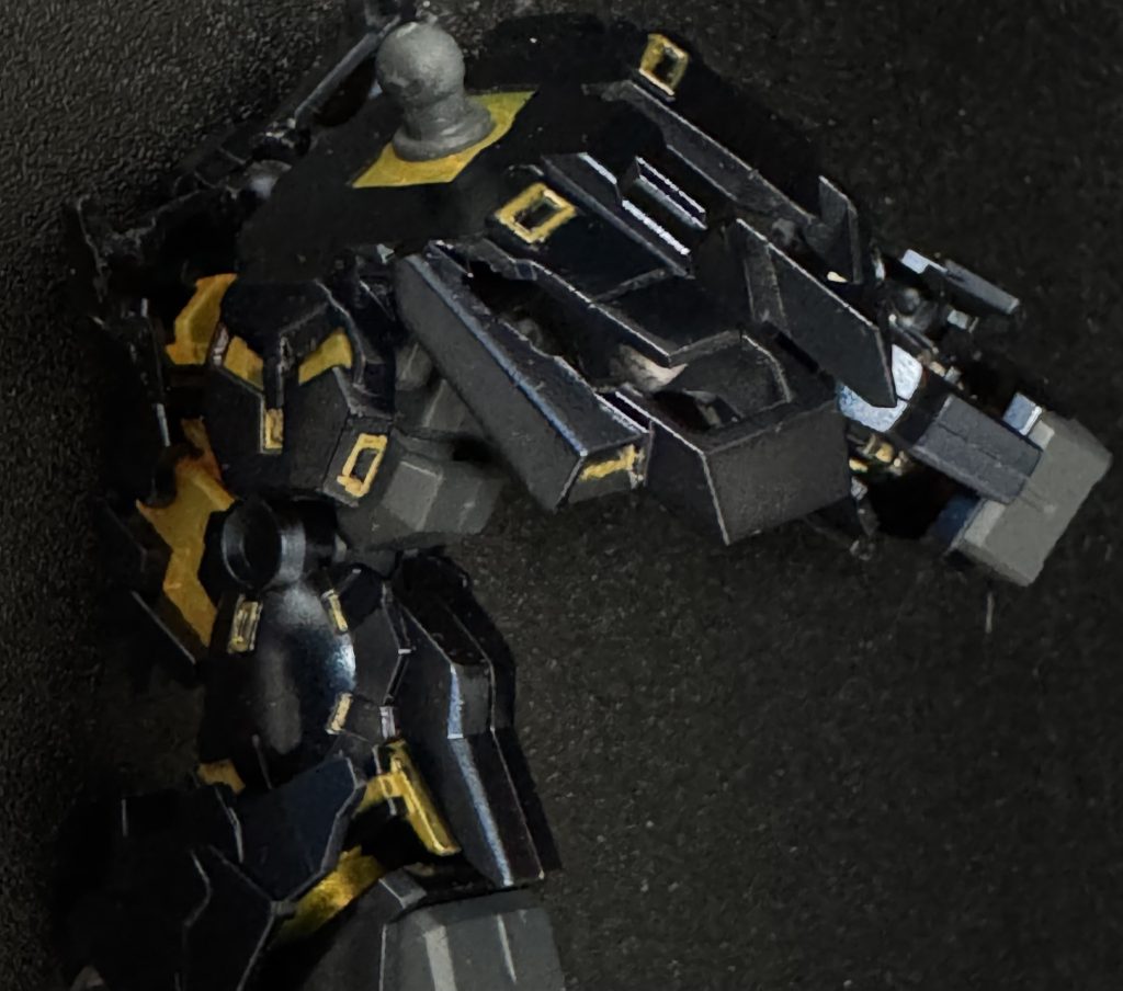 基本が黒だけど光が当たってるところは青に見えるこの塗料良いですよね！本当はもう少し研ぎ出しとかしたかったんですけど、初めてで色々やり過ぎると…ってことで断念。