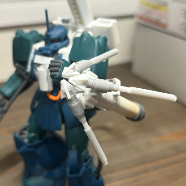僕のピアノ…(今際の際のニコル)先日作った銛をブリッツガンダムのグレイブニールのような格闘武装に仕立てました。単独で銛を一本ずつの射出も可能だが、同一方向に曲げることができクローとして接近用武器として使用可能に。またゾゴックのアームパンチのように収縮が可能なためリーチを延ばせる。デザインはAT4のロケットランチャーのような形にして、大型な兵器にしてみました。クローにすると破損してしまうと使用不可ですが、刃として使用する銛を交換することで、即時再使用可能となるコンセプトです。（3枚目）