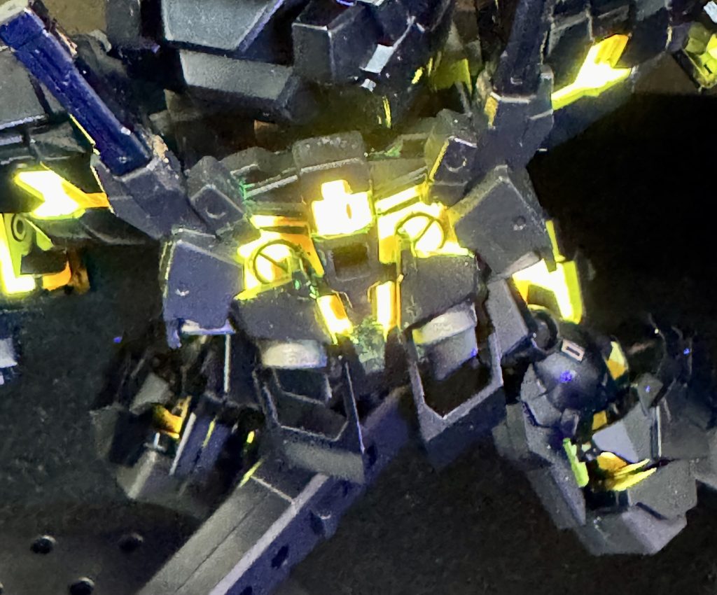 正面から少し強めにブラックライトを当ててみます。