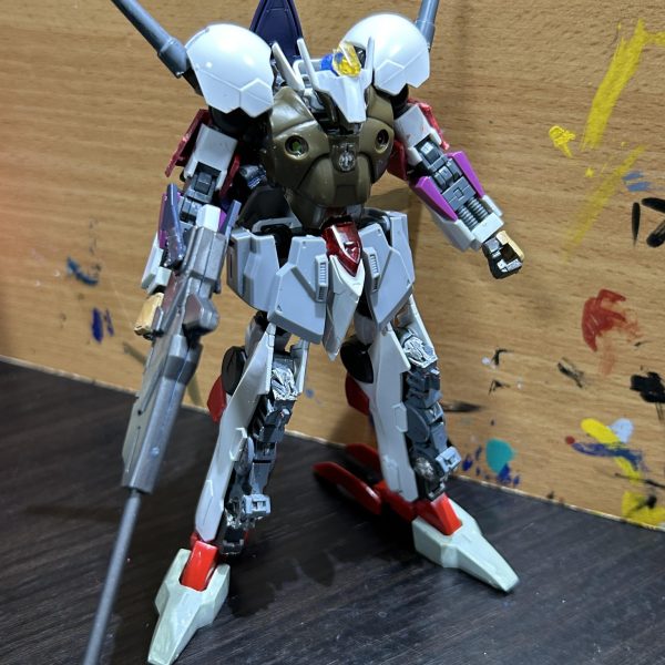 RX-110ガブスレイが手に入らないのでミキシングでそれっぽく作っていきますアレンジ強めでいきますHGバルバトスルプスレクスがベースです何故バルバトスをベースかと言うとバルバトスの腕部の機構とバルバトスの肩がガブスレイの脚部に似ていると思ったのが理由、（2枚目）
