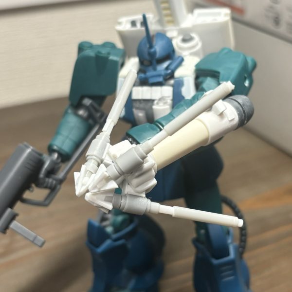 僕のピアノ…(今際の際のニコル)先日作った銛をブリッツガンダムのグレイブニールのような格闘武装に仕立てました。単独で銛を一本ずつの射出も可能だが、同一方向に曲げることができクローとして接近用武器として使用可能に。またゾゴックのアームパンチのように収縮が可能なためリーチを延ばせる。デザインはAT4のロケットランチャーのような形にして、大型な兵器にしてみました。クローにすると破損してしまうと使用不可ですが、刃として使用する銛を交換することで、即時再使用可能となるコンセプトです。（4枚目）