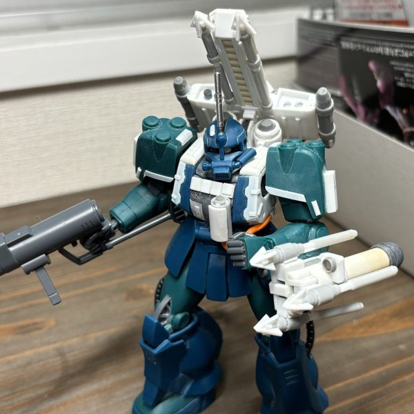 月も半ば、進捗が遅いのでスピードアップしなきゃ。上半身がおおよそ完了。頭部や肩と上半身のディティールアップや、アンテナのメタル化。あとは潜水型ユニットをさらにケレン味のある形に変更。大型魚雷2機と銛をマウントしてみました。ゴテゴテに合わせて顔が勇ましくなった感を感じる。うん。（1枚目）