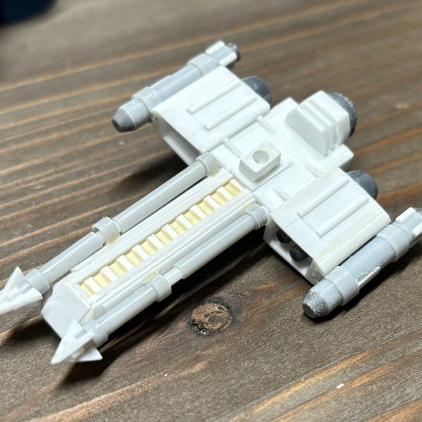 月も半ば、進捗が遅いのでスピードアップしなきゃ。上半身がおおよそ完了。頭部や肩と上半身のディティールアップや、アンテナのメタル化。あとは潜水型ユニットをさらにケレン味のある形に変更。大型魚雷2機と銛をマウントしてみました。ゴテゴテに合わせて顔が勇ましくなった感を感じる。うん。（3枚目）