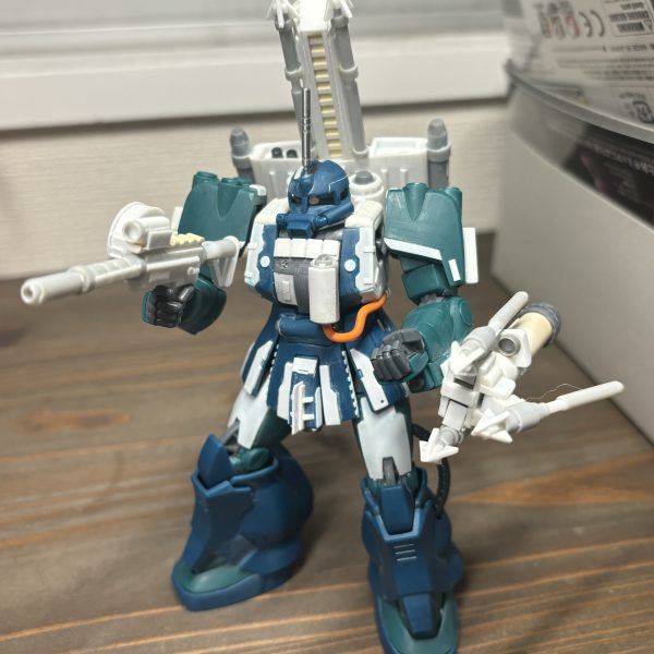 キケロガがブラウ・ブロから変形する世界線がある中、武装を変形させております。下半身のディティールアップしながら、主武装のフロッグガン。水中用のダートを射撃可能な銃を持たせました。地上線では文鎮になってしまうので、ユニットを除くとカスタムザクマシンガンが顔を出す仕様です。水中ではプルーフとしてザクマシンガンの地上での機能を保護しつつ、武装として使用可能なアタッチメントとしました。いつか近代化したザクマシンガンを作ってみたかったので大満足です。（2枚目）
