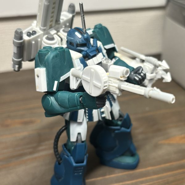 キケロガがブラウ・ブロから変形する世界線がある中、武装を変形させております。下半身のディティールアップしながら、主武装のフロッグガン。水中用のダートを射撃可能な銃を持たせました。地上線では文鎮になってしまうので、ユニットを除くとカスタムザクマシンガンが顔を出す仕様です。水中ではプルーフとしてザクマシンガンの地上での機能を保護しつつ、武装として使用可能なアタッチメントとしました。いつか近代化したザクマシンガンを作ってみたかったので大満足です。（3枚目）