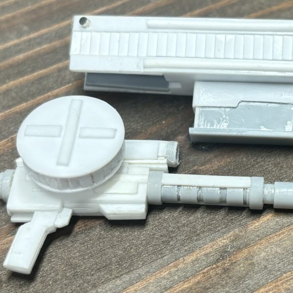 キケロガがブラウ・ブロから変形する世界線がある中、武装を変形させております。下半身のディティールアップしながら、主武装のフロッグガン。水中用のダートを射撃可能な銃を持たせました。地上線では文鎮になってしまうので、ユニットを除くとカスタムザクマシンガンが顔を出す仕様です。水中ではプルーフとしてザクマシンガンの地上での機能を保護しつつ、武装として使用可能なアタッチメントとしました。いつか近代化したザクマシンガンを作ってみたかったので大満足です。（4枚目）
