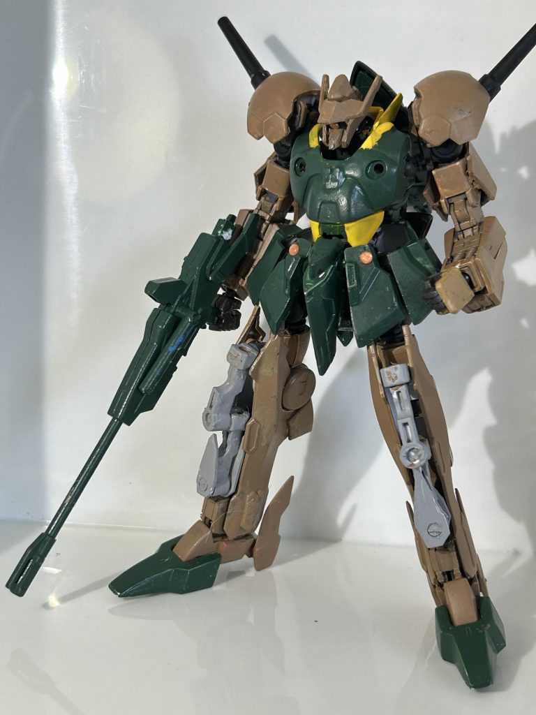 塗装は筆塗り、仕上げにトップコートモノアイはH・アイズを使用