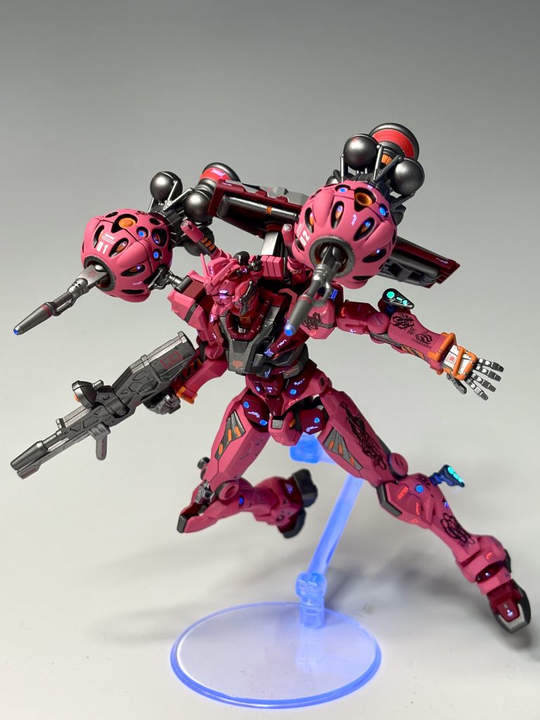 顔の紫は蛍光エナメル赤・青の調色です🟣それとアシタのデカール(ネオンレッド・ブルー)、各所の蛍光ブルー塗装で色々光らせちゃいました😌ちなみに紫の蛍光は光らせ過ぎると白く見えるので撮影が難しいです💦